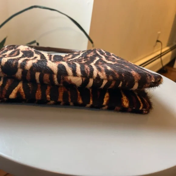 STAUD Valerie Shoulder Bag in Lady Leopard Cacao w/ detachable crossbody strap - Picture 6 of 16